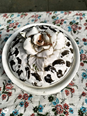 Ceramic centerpiece used, hand-painted from Italy