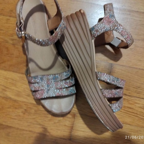 Glitter Floral Platform Wedges size 37 like new, comfy