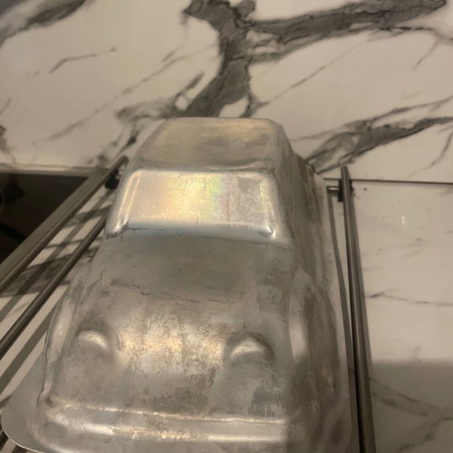 Car cake mold used in excellent condition