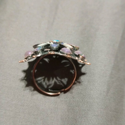 Women's ring like new with adjustable size