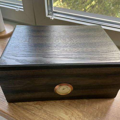 Angelo cigar humidor like new with hygrometer and cedar interior