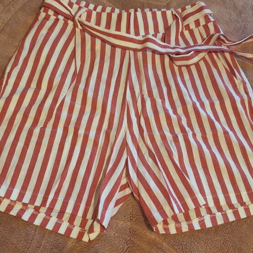 ALE striped fabric shorts with belt like new, size M 38 10, white and red