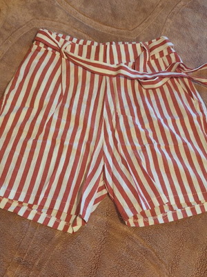 ALE striped fabric shorts with belt like new, size M 38 10, white and red
