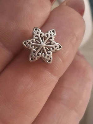 Silver s925 charm like new with snowflake design