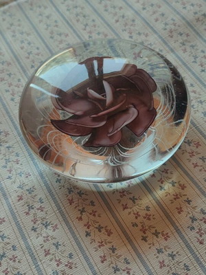 Crystal paper weight like new with purple flower
