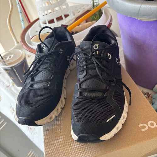 On Cloud women's athletic shoes used, size 39, black