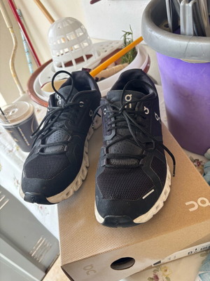 On Cloud women's athletic shoes used, size 39, black