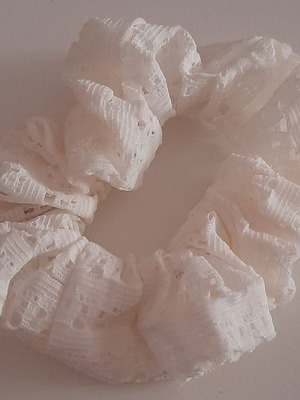 Χειροποίητα κοκαλάκια scrunchies λευκή δαντέλα medium