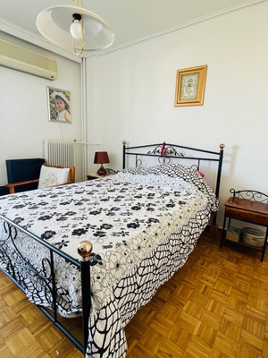 Μεταλλικό κρεβάτι με στρώμα σαν καινούργιο, 2 κομοδίνα και έπιπλο τηλεόρασης