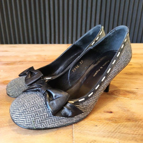 Again & Again Pumps size 38 like new, leather interior, fabric texture