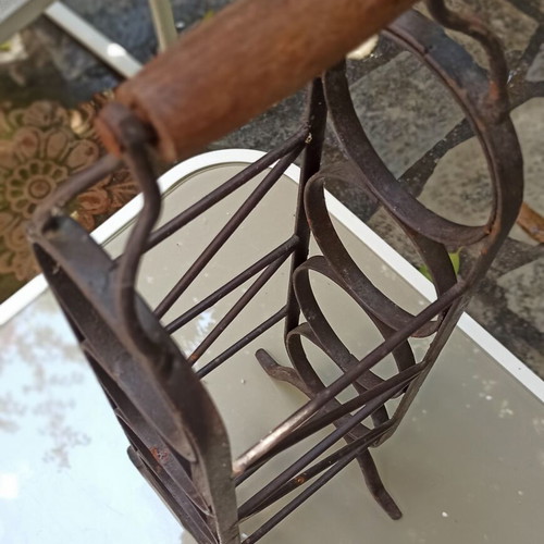 Metal wine rack for 4 bottles with wooden handle like new