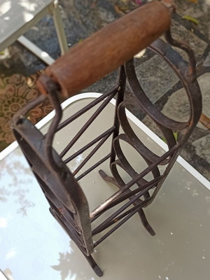 Metal wine rack for 4 bottles with wooden handle like new