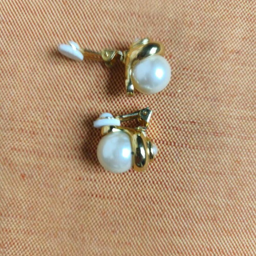 Pearl earrings with clip like new