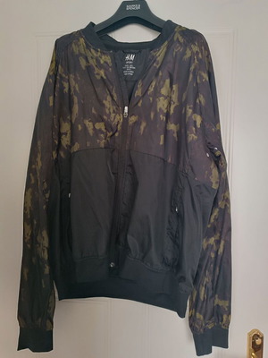 H&M Sport αντιανεμικό μπουφάν με μοτίβο παραλλαγής σε χακί και μαύρο, μέγεθος L