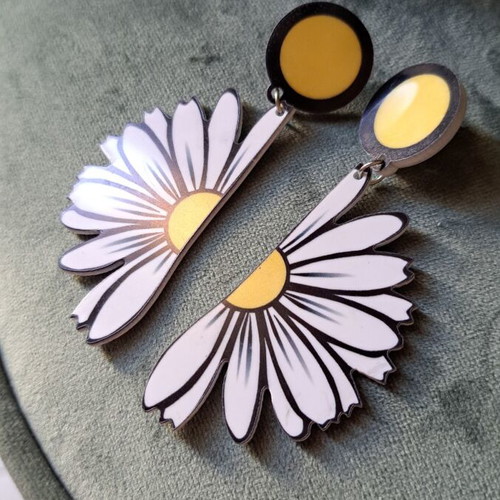 Daisy earrings large dangling like new, plexiglass