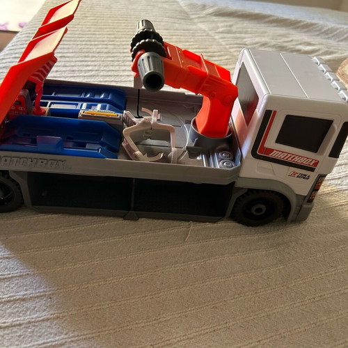Matchbox Roadside Assistance Vehicle like new with toy car