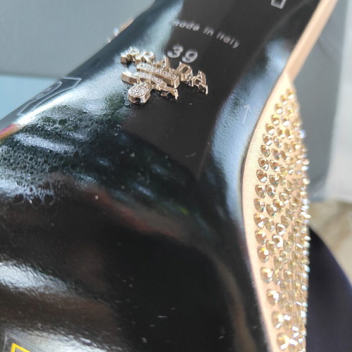 Prada sandals with strass size 39, new, beige satin