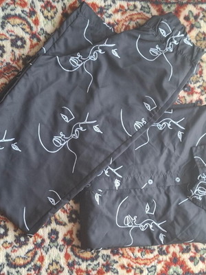 Pajama set like new, size XS, black and white