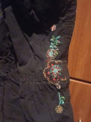 Girls' set like new, black embroidered pants and green top