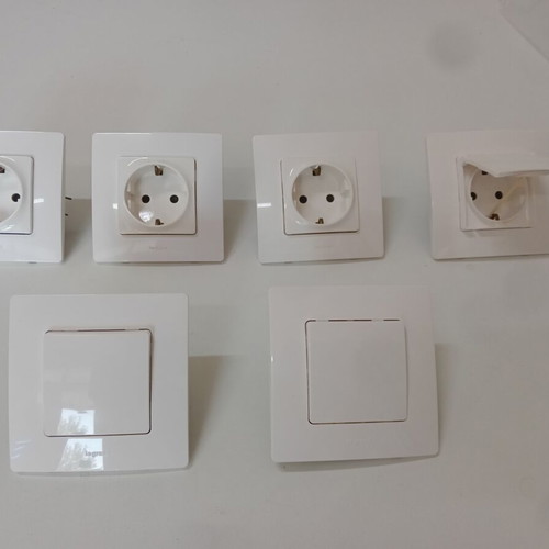 Legrand sockets and switches set like new, 4 sockets + 2 switches
