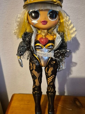 LOL OMG Fame Queen doll like new with stand