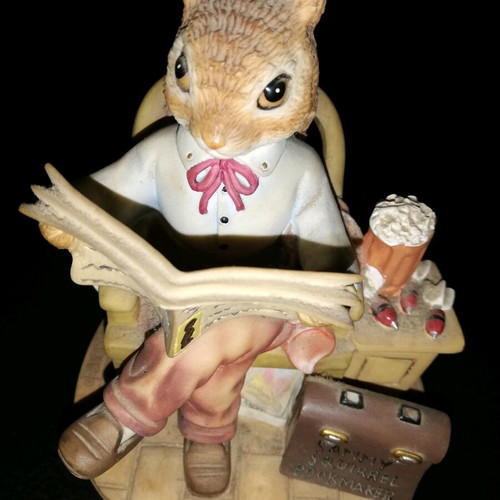 Leonardo decorative squirrel like new 10 x 10