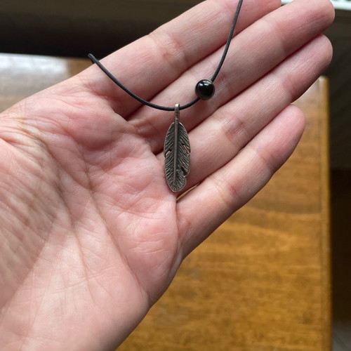 Faux bijoux necklace new with feather