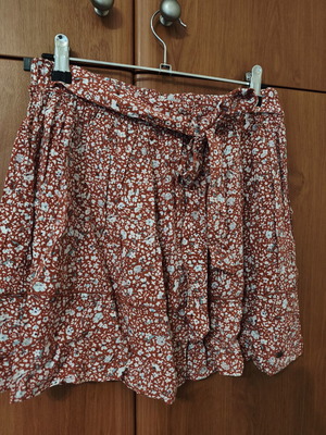 Floral skirt Pull & Bear like new, cherry color, size M
