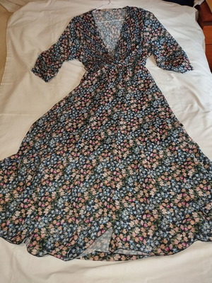 Long floral dress like new, pleated and lined, size M