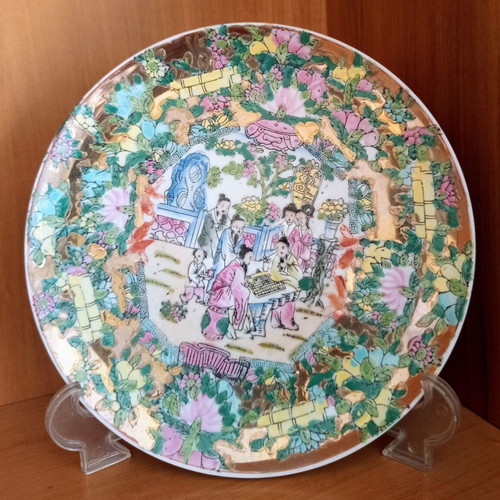 Porcelain plate with oriental figures, vintage Rose Medallion style, 21 cm