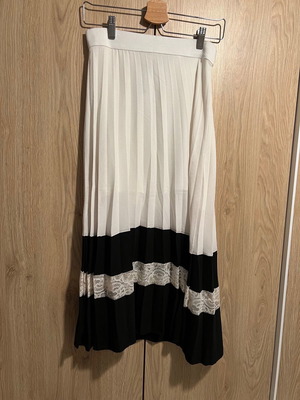 Kate London pleated skirt used, size M with lace details