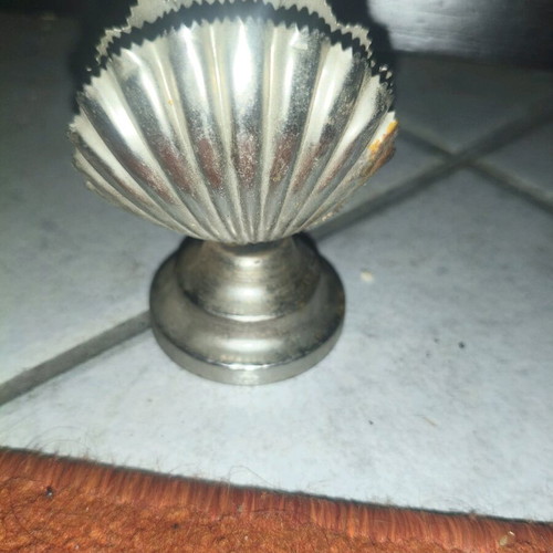 Silver-plated decorative item used with ribbed design