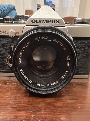 Olympus OM2N φωτογραφική μηχανή μεταχειρισμένη με φακούς και flash