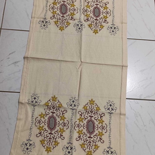 Table runner like new