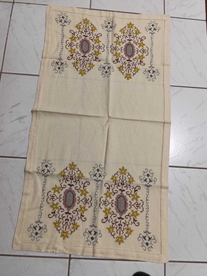 Table runner like new