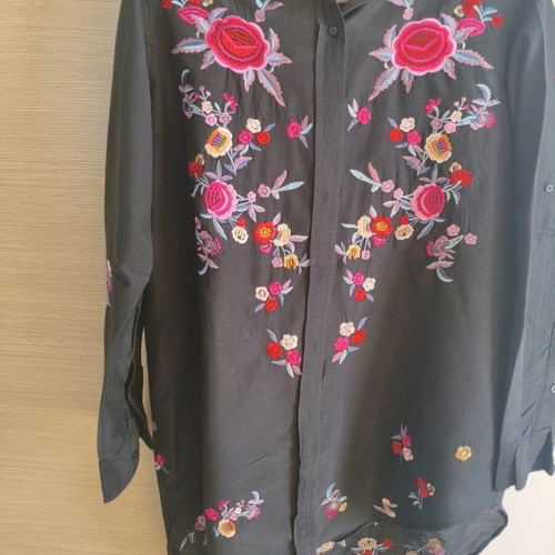 Zara shirt with embroidered flowers used, size medium