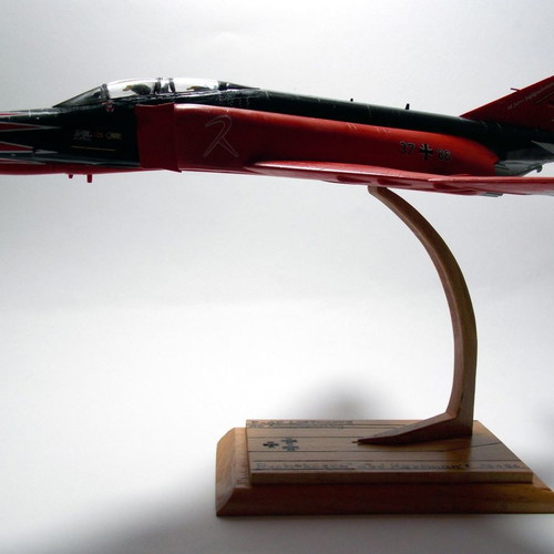 Πλαστικό μοντέλο F-4F επετειακό 1/72 με ξύλινη βάση
