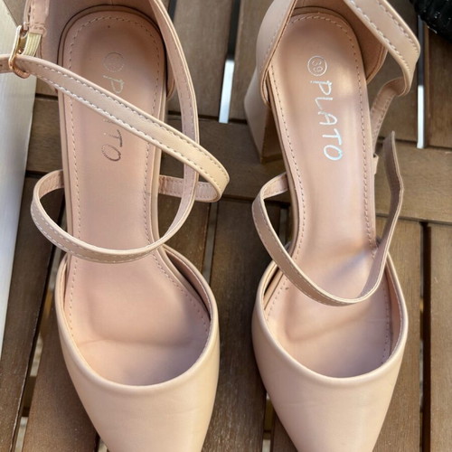Beige faux leather pumps like new, size 39