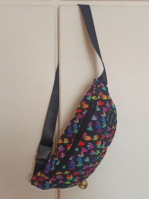 Artiko Emily banana bag μαύρη με πολύχρωμες καρδιές σαν καινούργια