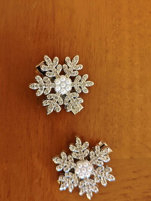 Hair clips for snowflakes new, silver set of 2