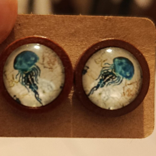 Wooden stud earrings like new, brown multicolor