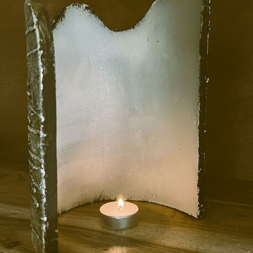 Decorative curved candle holder
