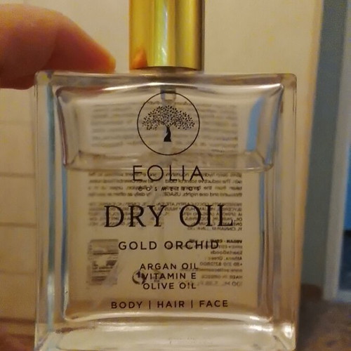 Eolia Dry Oil Gold Orchid used with argan oil, vitamin E and olive oil