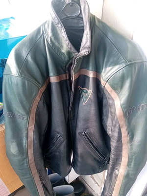 Dainese leather jacket no 52 like new with removable lining