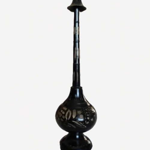 Metallic sprayers and vase with black background and gold decoration, like new
