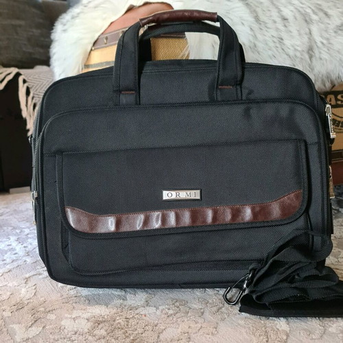 Ormi briefcase like new, hand and shoulder, black-brown