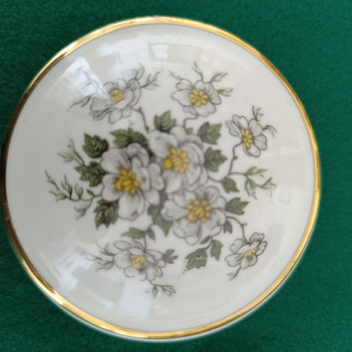 Vintage Limoges bonbonniere like new, porcelain jewelry box