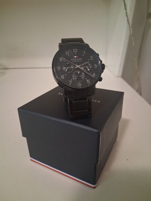 Tommy Hilfiger ανδρικό ρολόι μαύρο μεταλλικό με κουτί και έγγραφα σαν καινούργιο