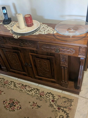 Μπουφές σαλονιού μεταχειρισμένος από μασίφ ξύλο με σκαλίσματα