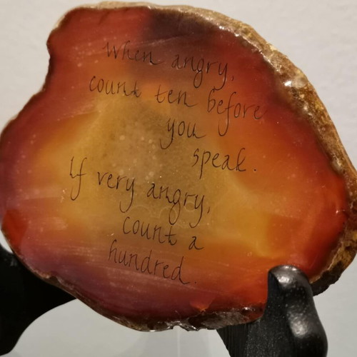 Decorative plaque in natural agate stone used with wooden base